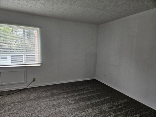 Building Photo - 33050 Aurora Rd