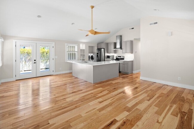 Building Photo - Beautiful Home - Excellent Kenilworth Location!