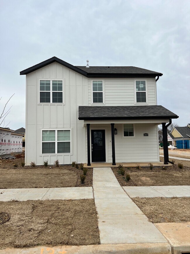 Building Photo - 2409 SW Poppy St