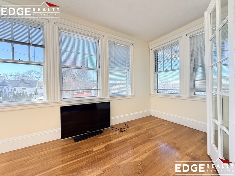 Building Photo - 62 S Hobart St