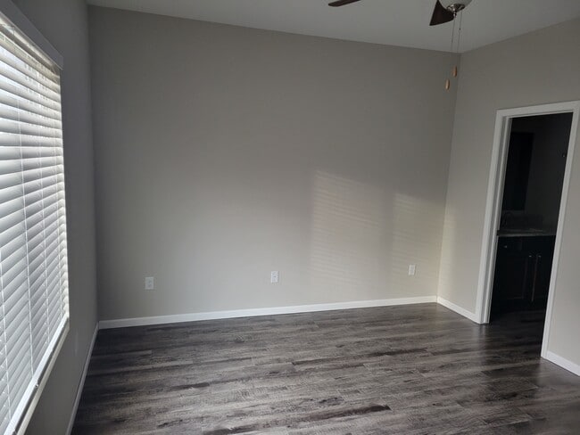 Building Photo - 1311 Azena St