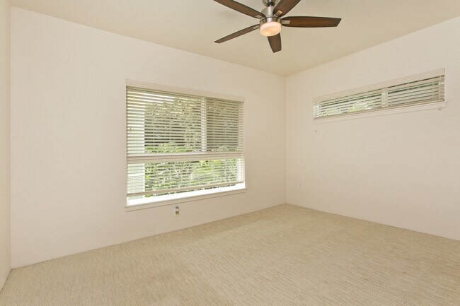 Building Photo - Available Now ! Beautiful 2 bed 2 bath condo in Kailua
