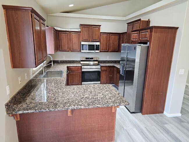 Building Photo - Spacious Tacoma Home with Gas Fireplace, 3-Car Garage & Covered Patio!