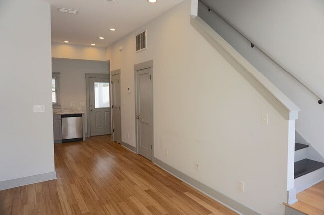 Building Photo - 2 BED | 2 BATH | HISTORIC DISTRICT | GATED BACKYARD WITH PORCH