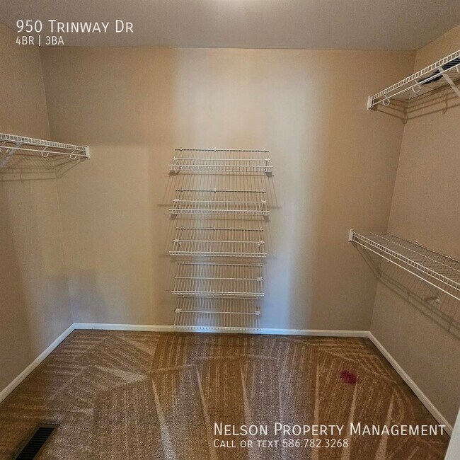 Building Photo - 950 Trinway Rd