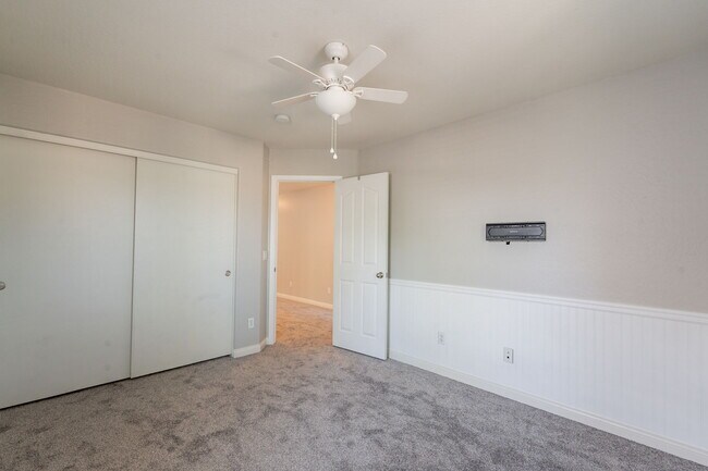 Building Photo - 1057 S Deerfield Ln