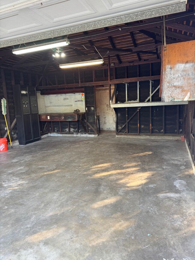 Building Photo - 1803 N Allen Ave