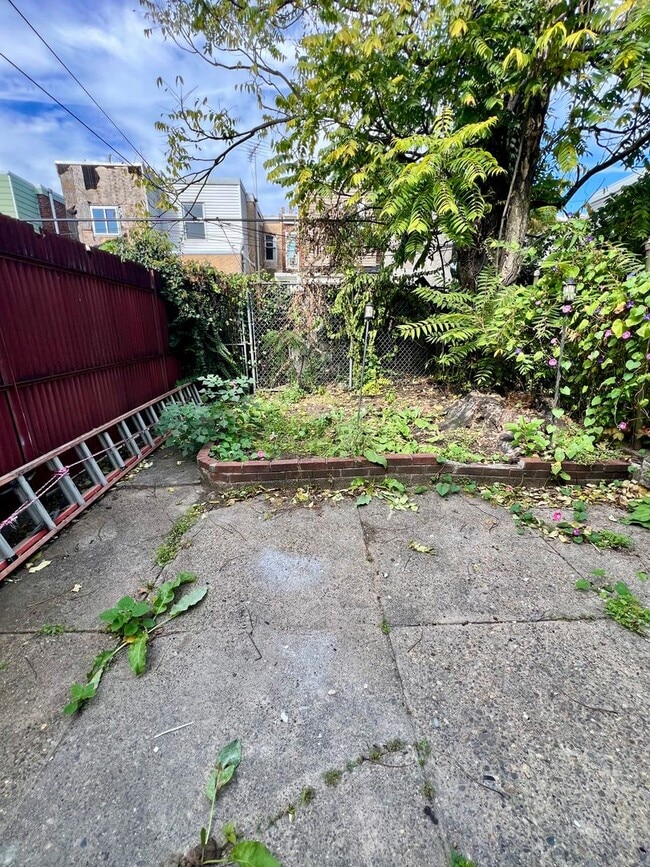 Building Photo - Spacious 3-Bedroom Townhome in Port Richmond! Available mid-April!