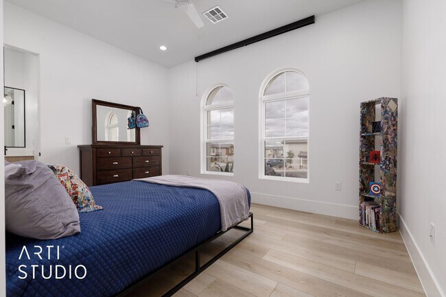 Building Photo - Beautiful 6 Bedroom 4.5 Bathroom Home in D...