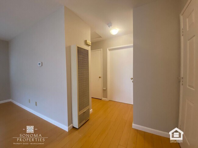 Building Photo - Inviting 1BD/1BA Apartment in Landscaped Sonoma Complex – Close to Everything!