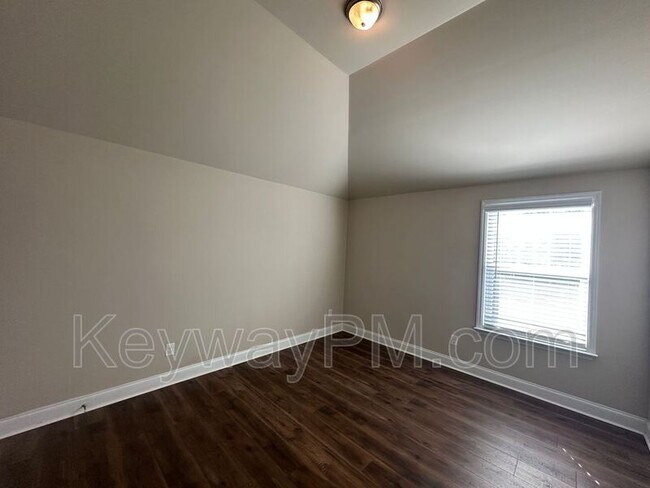 Building Photo - 688 Tree Top Trl