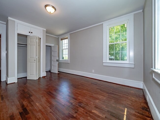 Building Photo - Oversized Renovated Downtown Cottage