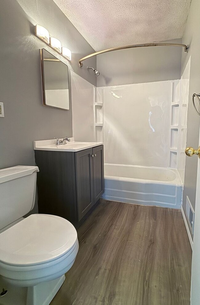 Building Photo - Cozy 3BD, All Main-Floor Living with Large...