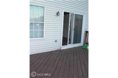 Building Photo - Spacious townhouse, walk to METRO, pool, parking, all you could want!