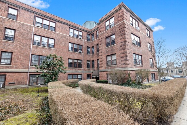 Building Photo - 1BR 1Bth unit. Heat/Hot Water included. Great location!