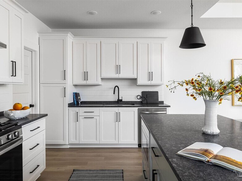 Building Photo - 511 N C St