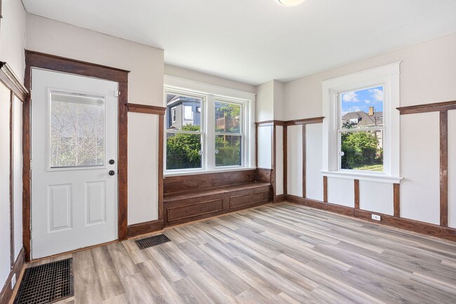 Building Photo - Evanston- Charming 3 bedroom 1 Bath