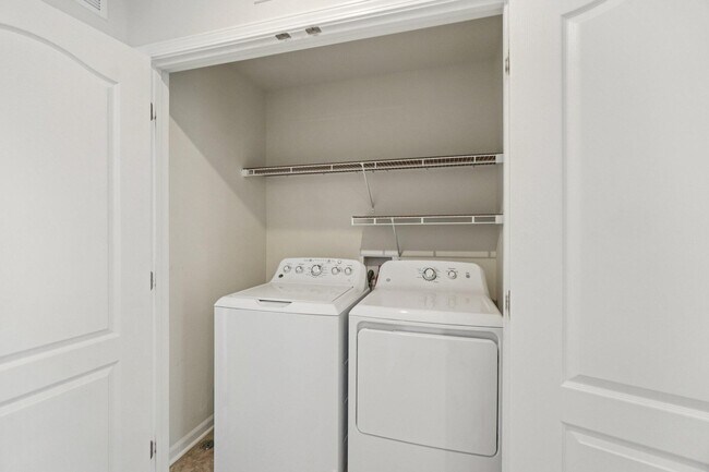 Building Photo - 202 N Sydney Ct