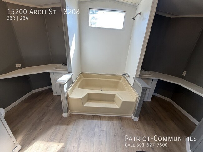 Building Photo - 15200 Arch St Pike