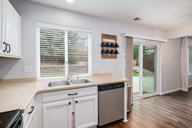 Building Photo - 4 Bedroom 2.5 Baths in the Meadows Castler...