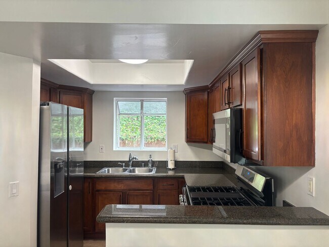 Building Photo - Updated one bedroom is ready for its new r...