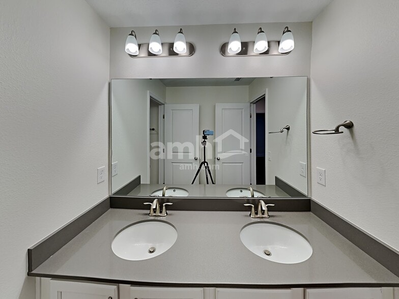 Building Photo - 1148 Sky Lks Dr