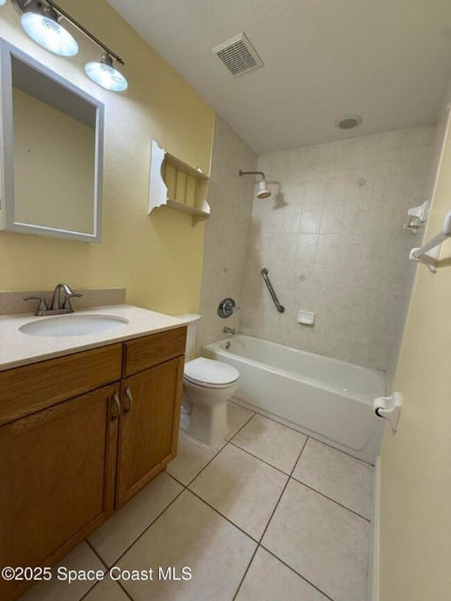 Building Photo - 2613 S Park Ave