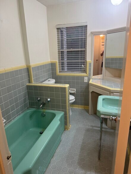 Building Photo - 4151 Hawthorne Ave