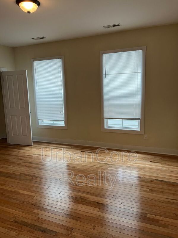 Building Photo - 3508 E Clay St