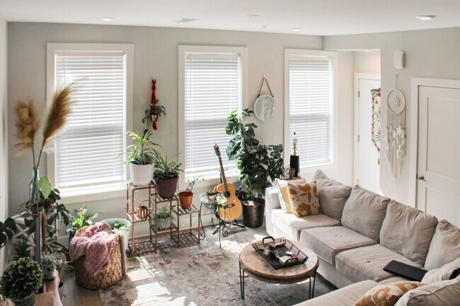 Building Photo - One-Room in shared condo