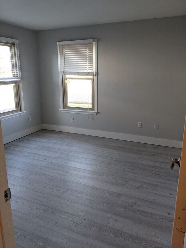 Building Photo - Bright and Open Floor Plan Across the Street from the Beach!