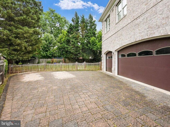 Building Photo - 2233 Van Buren Ct