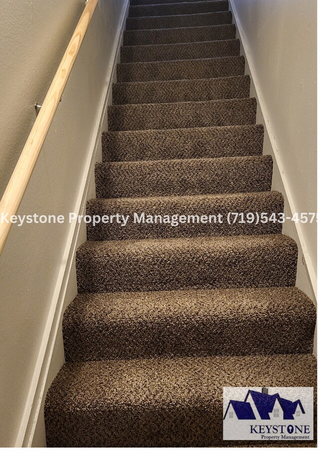 Building Photo - 2 Bedroom/1 Bathroom Apartment on 2nd leve...