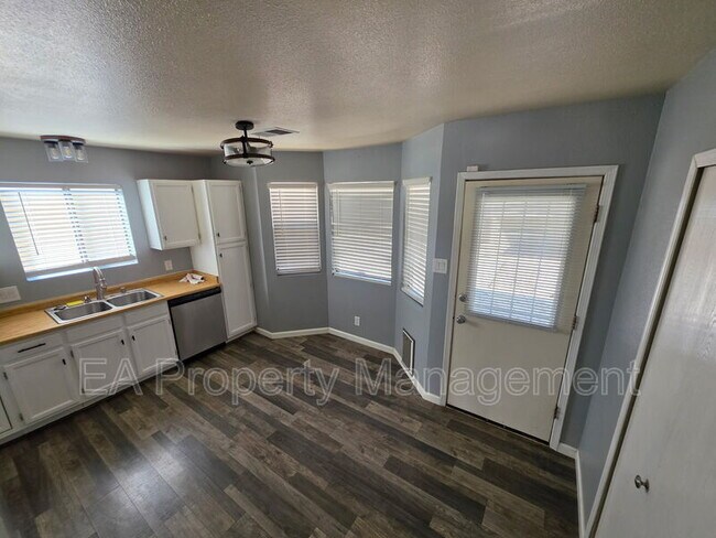 Building Photo - 4819 Platinum Loop NE