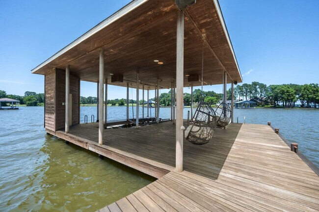 Building Photo - 1012 Chestnut Dr