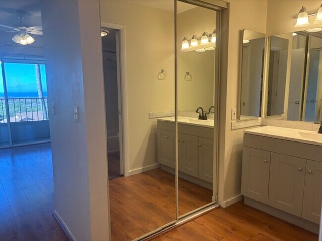 Building Photo - 3 Bedroom / 3 Bath Condo with Ocean Views