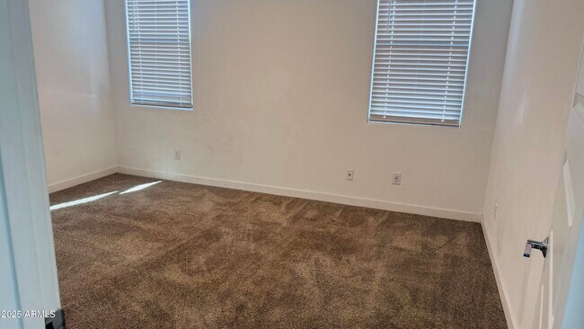 Building Photo - 9118 W Sells Dr