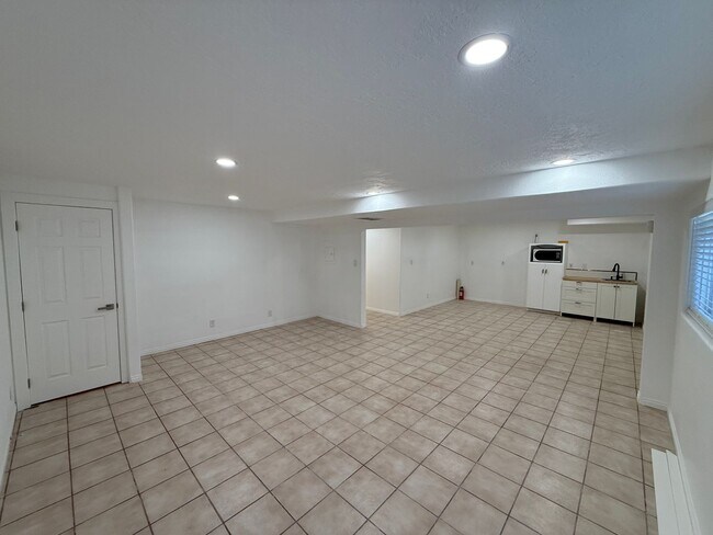 Building Photo - Beautiful 5 bedroom home!