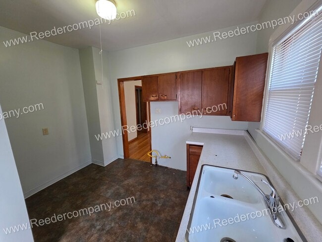 Building Photo - 2 bedroom 1 bathroom house