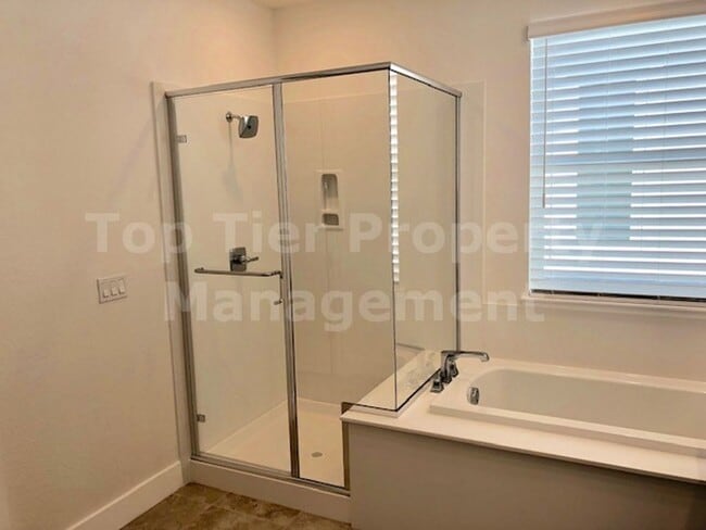 Building Photo - Beautiful tri-level 3 Bd/2.5 Ba, 2000 sf single-family house in Pleasant Hill available for lease...