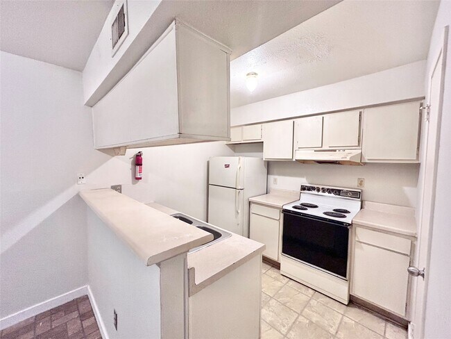 Building Photo - 8201 Richmond Ave.