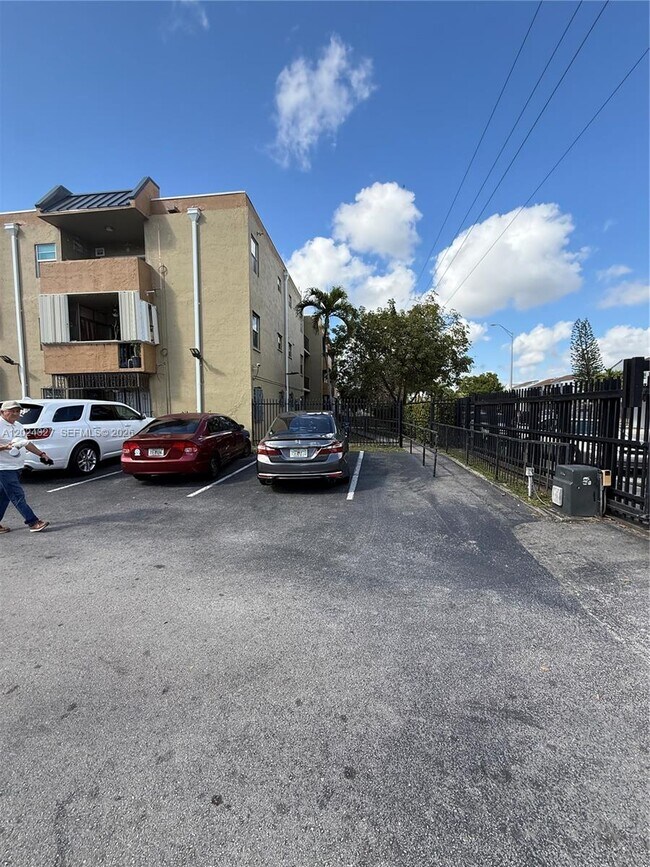 Building Photo - 6070 W 18th Ave