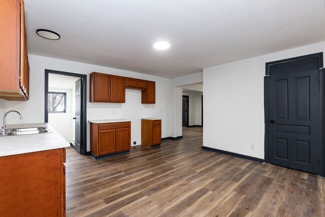 Building Photo - Spacious Three Bedroom Remodeled Home!