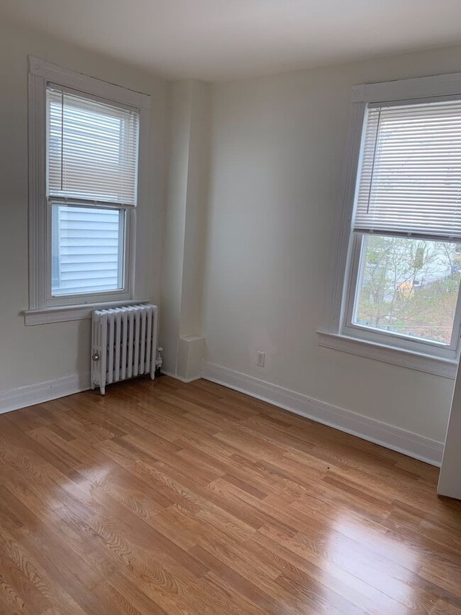 Building Photo - Single Family Home 3 beds 2 baths Newark