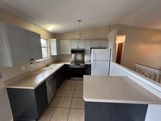 Building Photo - Beautiful Home 3 Bedroom within Close Proximity to Fort Carson!!