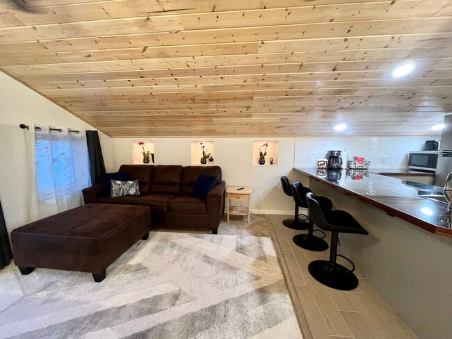 Building Photo - Beautiful efficiency apartment with balcony near UAF