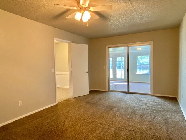 Building Photo - 2900 Pine Ridge Rd