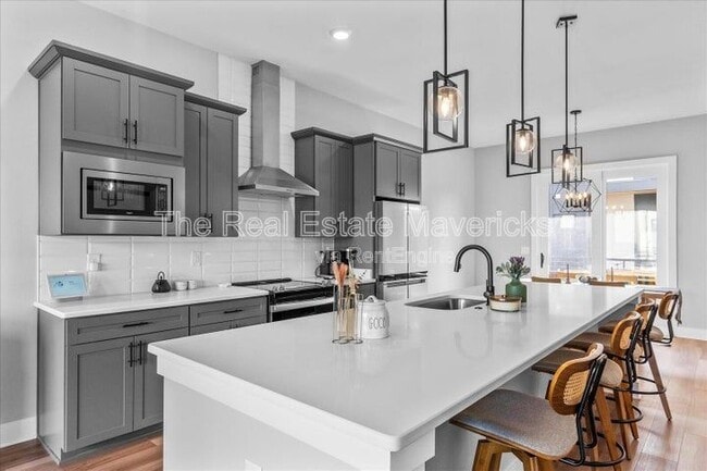 Primary Photo - 821 Burnside Pl