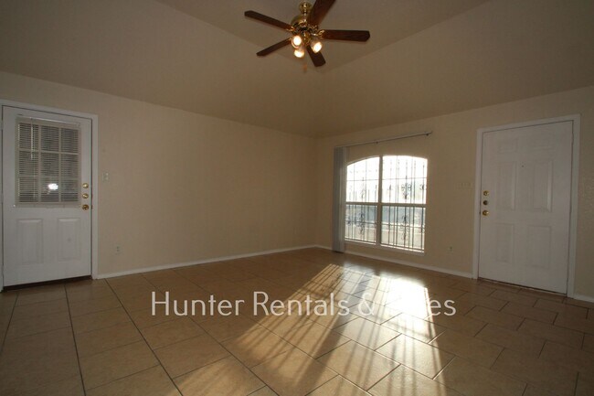 Building Photo - Spacious Three-Bedroom!