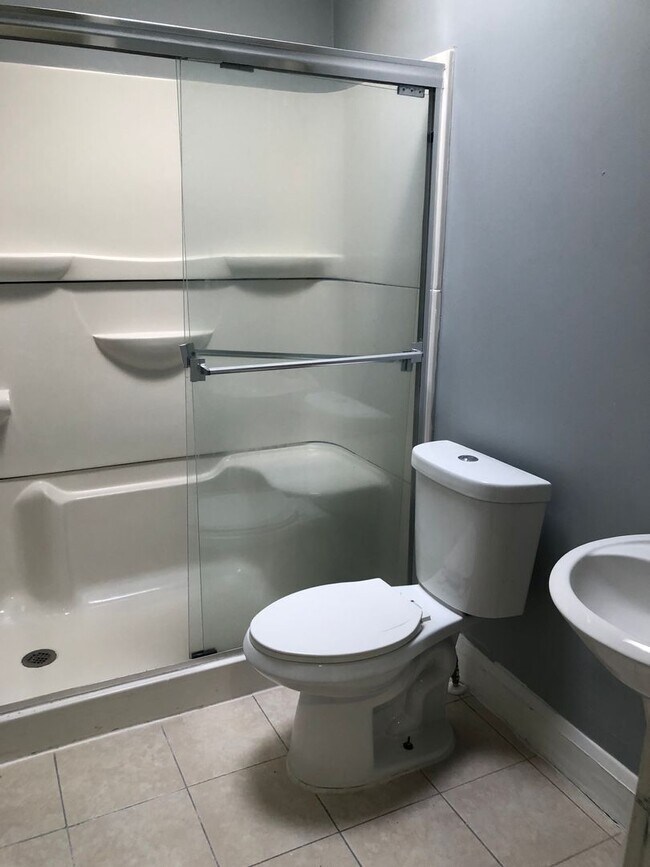 Building Photo - Discover this well-maintained 3-bedroom, 2-bath home in Baltimore, MD,